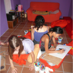 tre bambine durante un laboratorio di disegno progressivo