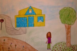 disegno di una casa con orto. giardino e bambina felice