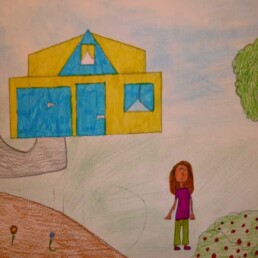 disegno di una casa con orto. giardino e bambina felice