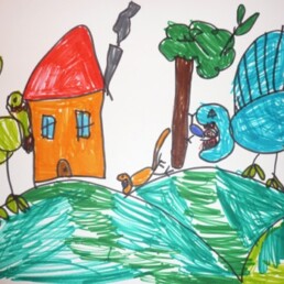 disegno di bambino che rappresenta una casa su colline e dinosauri