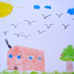 diesgno di bambino con grande casa rossa, albero, sole e uccelli neri