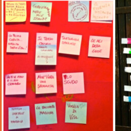 collage di foto con elementi geometrici, post it, bastoncini colorati